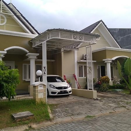Jasmine Park Guest House Semarang Extérieur photo