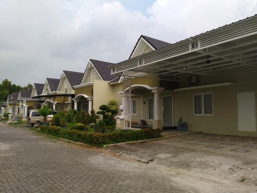 Jasmine Park Guest House Semarang Extérieur photo