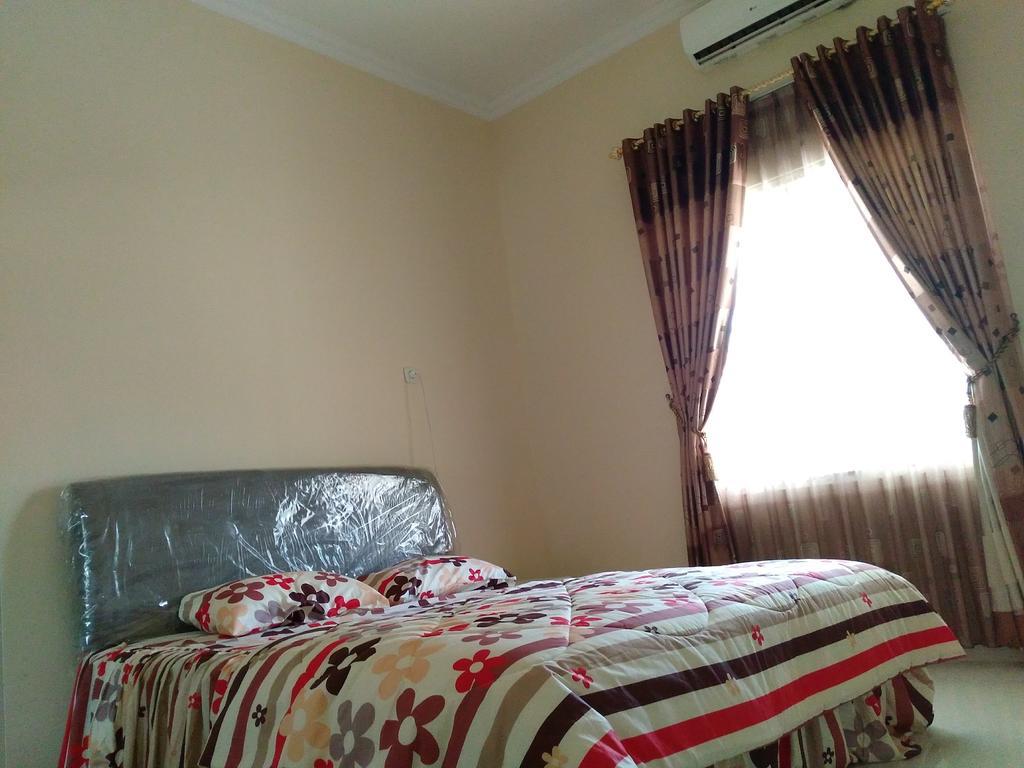 Jasmine Park Guest House Semarang Extérieur photo