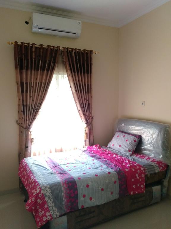 Jasmine Park Guest House Semarang Extérieur photo