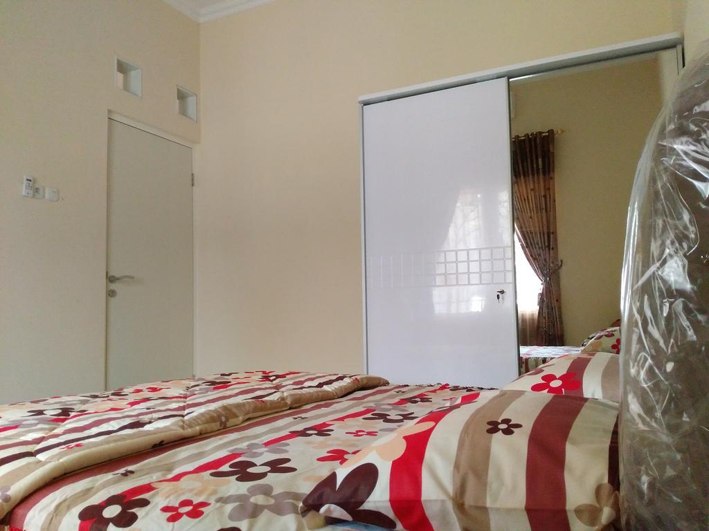 Jasmine Park Guest House Semarang Extérieur photo
