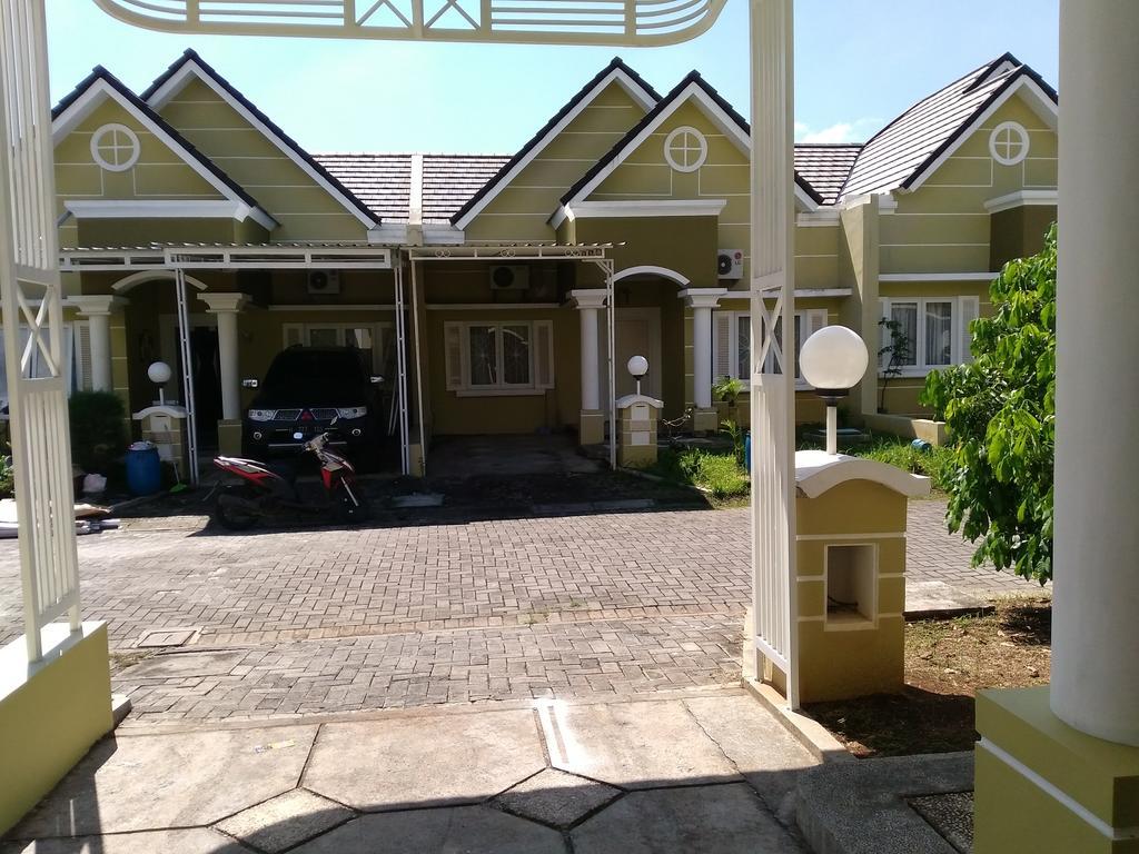 Jasmine Park Guest House Semarang Extérieur photo