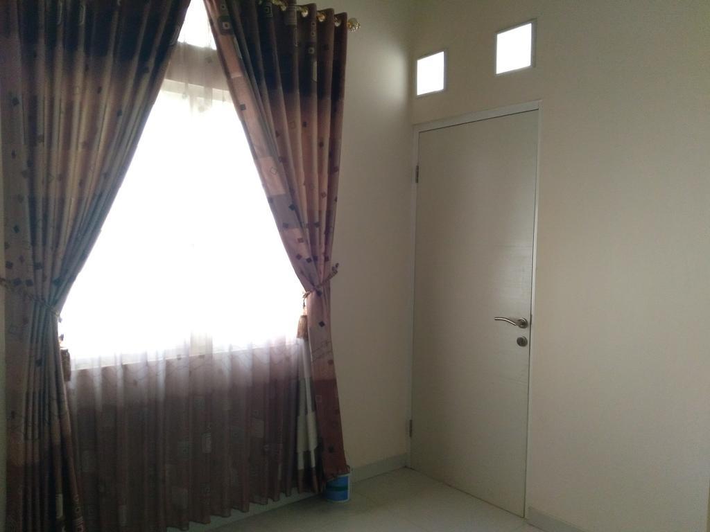 Jasmine Park Guest House Semarang Extérieur photo