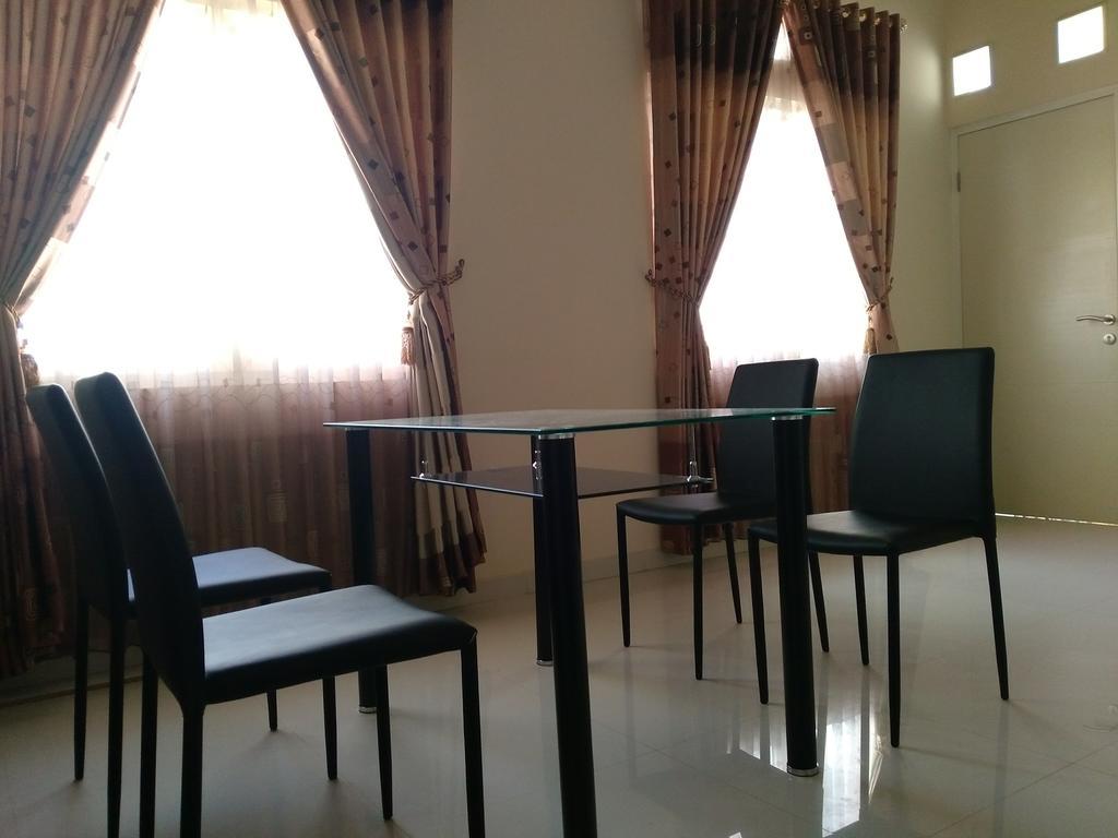 Jasmine Park Guest House Semarang Extérieur photo